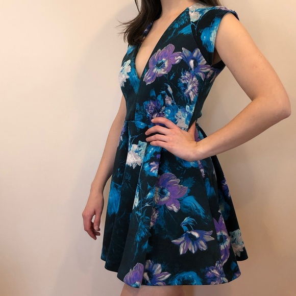 GUESS Cap-Sleeve Floral-Print Flared Scuba Dress - Picture 2 of 4